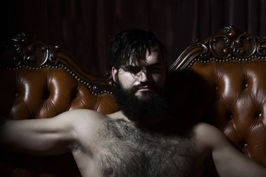 Sakallı çıplak adam kanepede