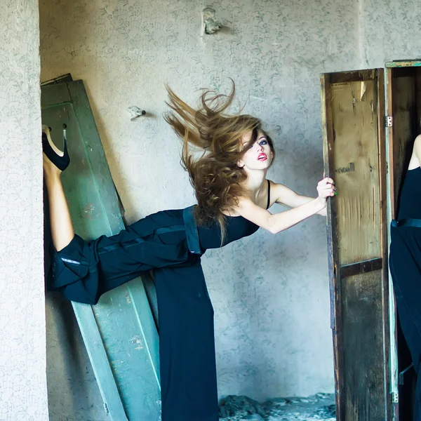 Woman and old shelf — 스톡 사진