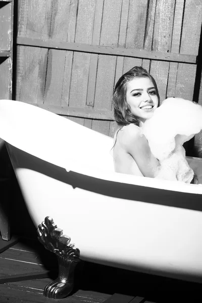 Mutlu kadın banyo — Stok fotoğraf