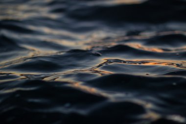 Koyu mavi deniz suyu bulanık
