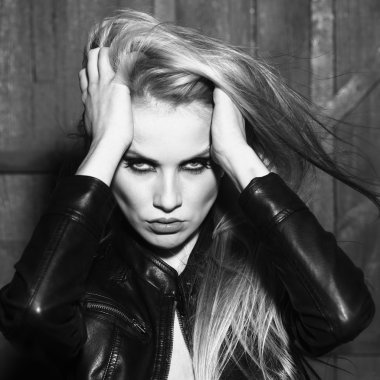 Deri ceketli cinsel kadın