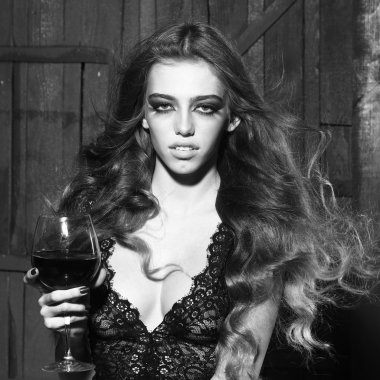 Şarap kadehi ile güzel kadın