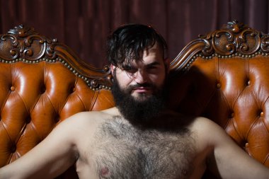 Sakallı çıplak adam kanepede