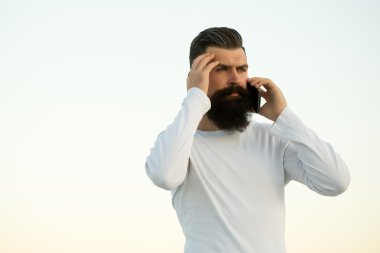 Cep telefonu olan adam.