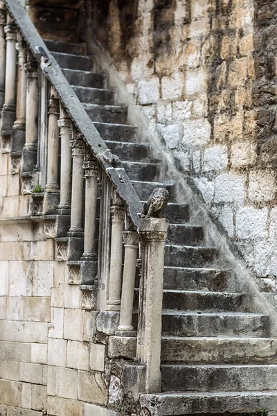 One grunge moldering masonry staircase — ストック写真