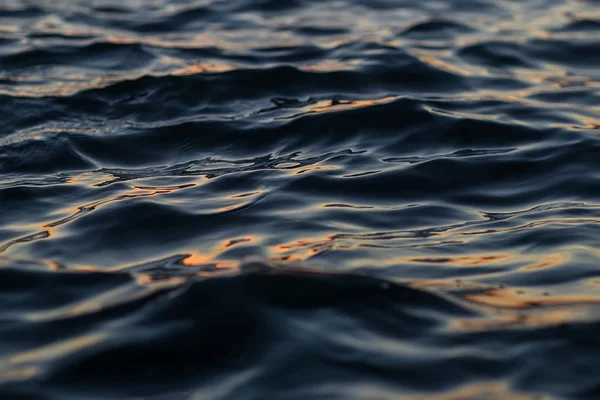 Čirý tmavě modré mořské vody — Stock fotografie