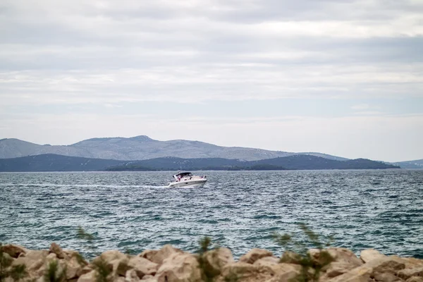 Beau paysage marin et bateau à moteur — Photo