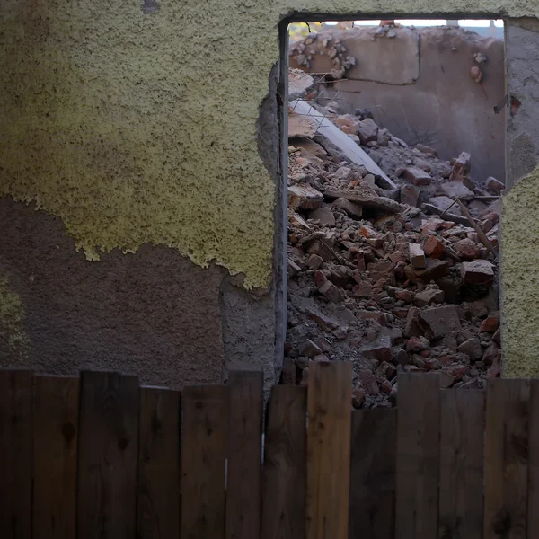 비정형된 돌 벽에 구멍 — 스톡 사진
