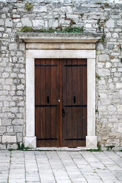 Old building with brown door — Stock Photo, Image