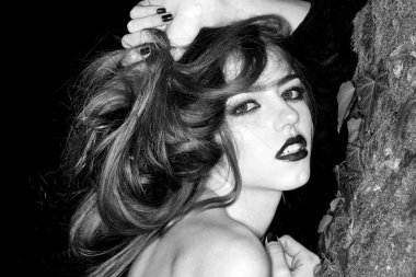 Tree yakınındaki şehvetli kadın