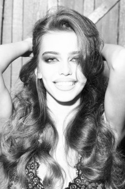 Gülümseyen genç kadın