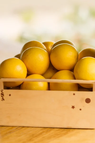 Коробка с грейпфрутами — стоковое фото