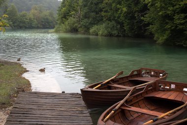 İskelede demirleme tekneler 