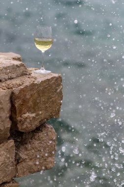 Su sıçramalarına şarap cam 