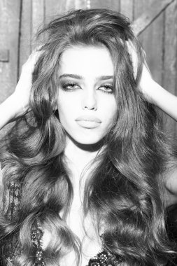 Güzel, şehvetli kadın.