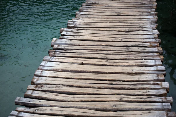 Pasarela de madera a través del lago — Foto de Stock