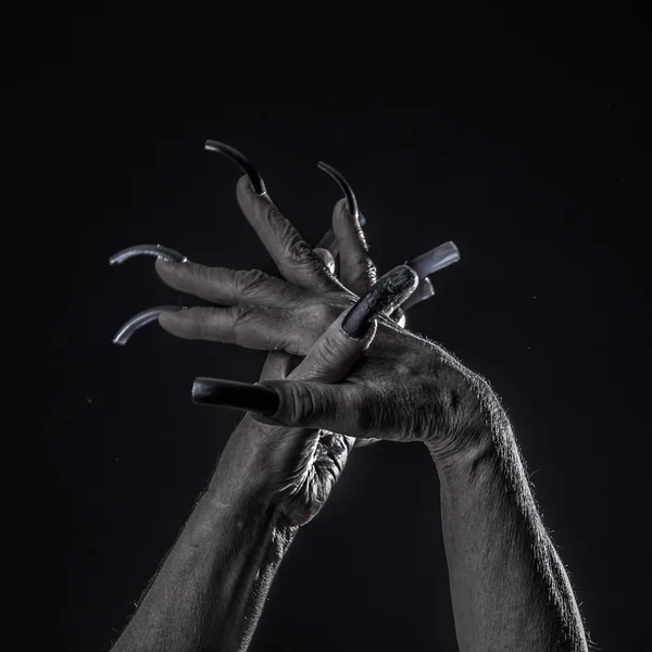 Руки старушки с длинными ногтями — стоковое фото