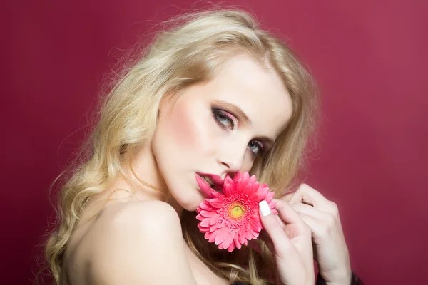Mujer sexy con flor — Foto de Stock