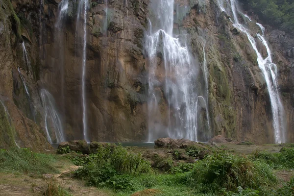 Красиві водоспади в горах — стокове фото