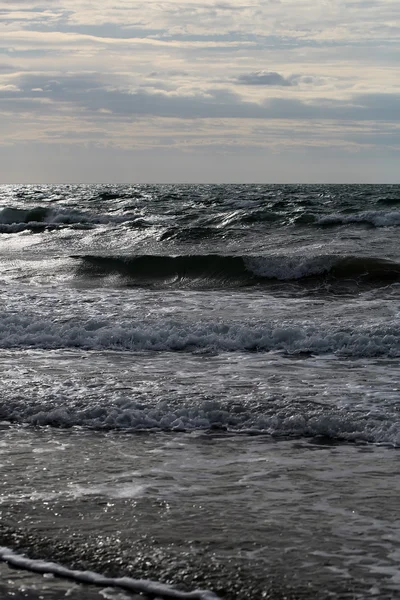 Sea waves on murky day — Stock Photo, Image