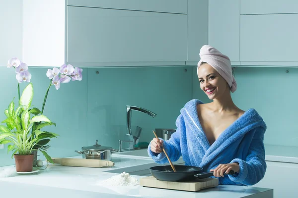 Mujer de cocina sexy — Foto de Stock