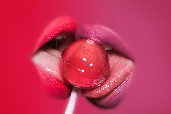 Vrouwelijke lippen en lolly — Stockfoto