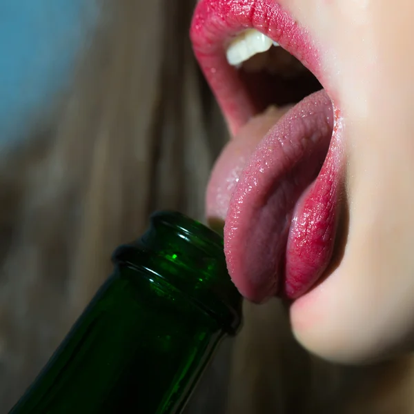 Mulher lambendo garrafa — Fotografia de Stock