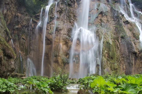 Cachoeiras bonitas em montanhas — Fotografia de Stock