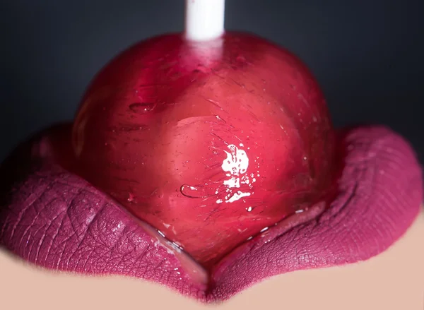 Labios femeninos y piruleta — Foto de Stock