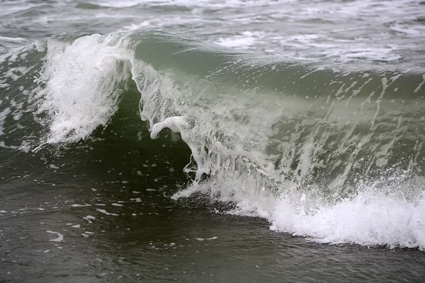 Großer Wellenkamm mit Spindriften — Stockfoto