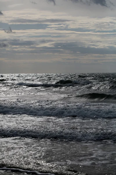 Ondas marinas en día aburrido —  Fotos de Stock