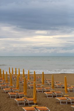 Karanlık gün sahilde deniz