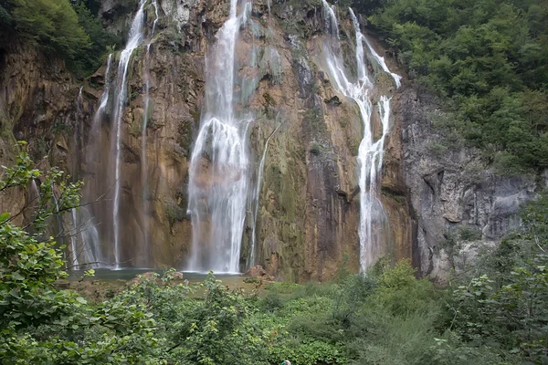 Красиві водоспади серед зелених гір — стокове фото