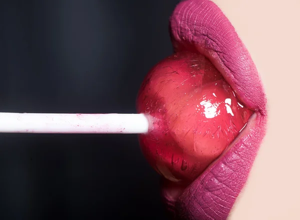 Vrouwelijke lippen en lolly — Stockfoto