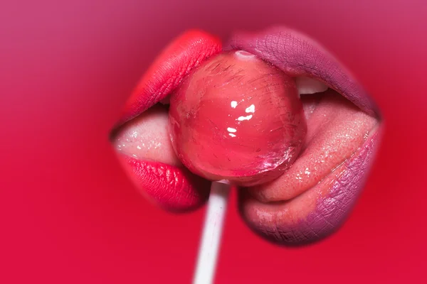 Labios femeninos y piruleta —  Fotos de Stock