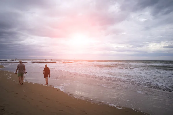 海辺で歩く 2 人 — ストック写真