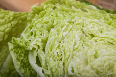 Yarım dilimlenmiş Çin lahanası 