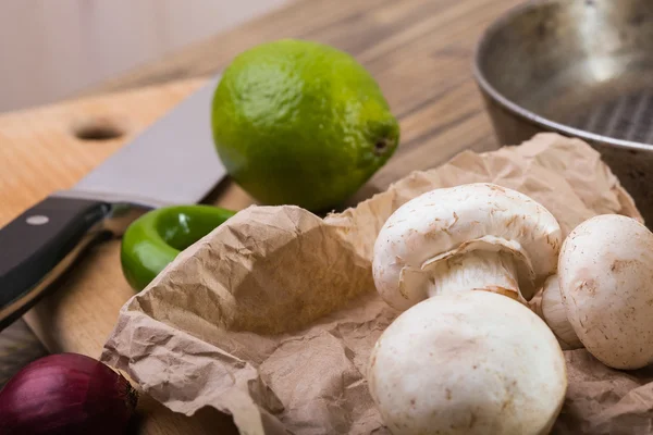 Färska champinjoner med grönsaker — Stockfoto