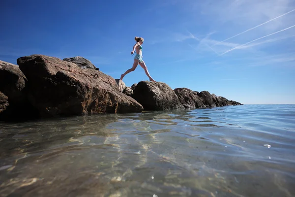 Meisje uit te oefenen op de kust — Stockfoto