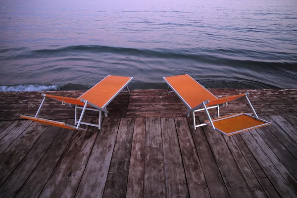 Chaise salones en el muelle de madera — Foto de Stock