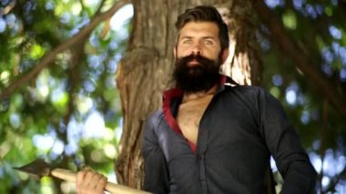 ormanda mavi gözlü yakışıklı adam omzuna balta atar