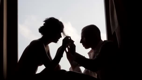 Mujer desnuda con brazos agraciados en un alféizar de la ventana con su hombre amado, juego de sexo — Vídeos de Stock