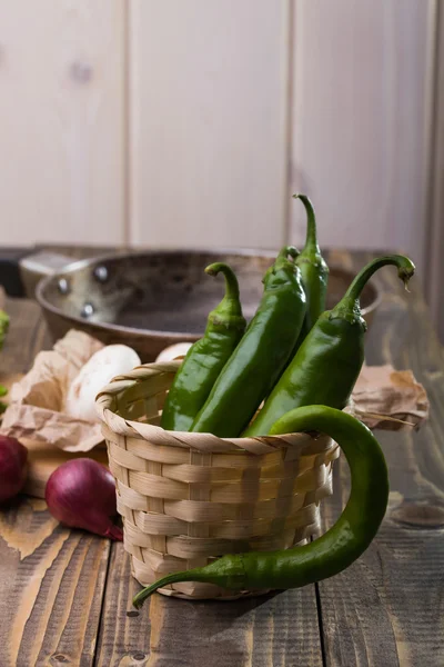 Полный перец чили с овощами — стоковое фото