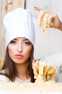 Kadın aşçı hamur ile