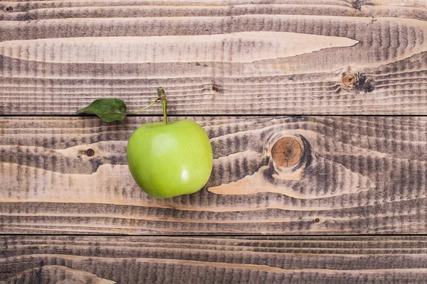 Один зелене яблуко — стокове фото