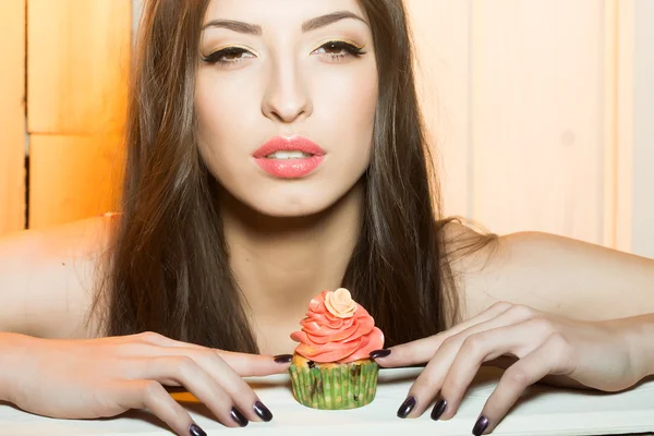 Ładna kobieta z ciastko — Zdjęcie stockowe
