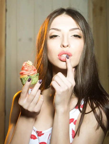 Mulher sensual com cupcake — Fotografia de Stock