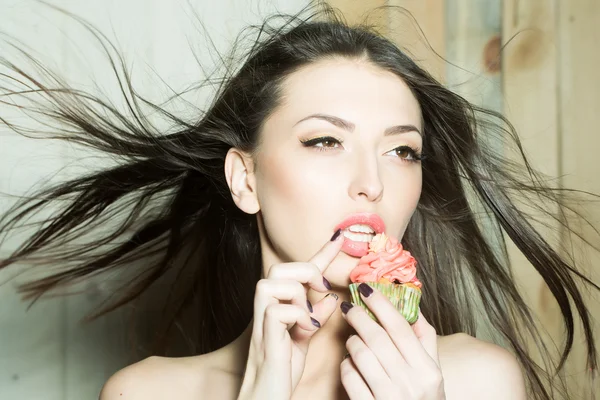 Schöne Frau mit Cupcake — Stockfoto