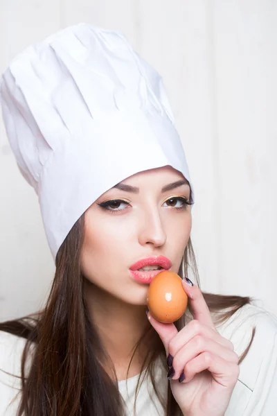 계란에서 요리 하는 여자 — 스톡 사진