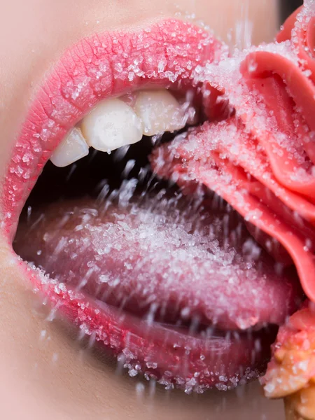 Weibliche Lippen und Creme — Stockfoto